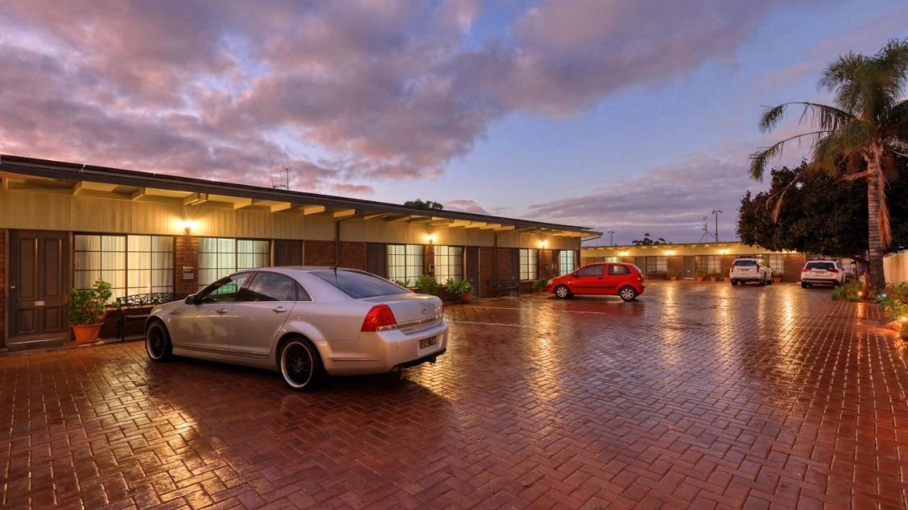 Oasis Motor Inn Брокен-Хилл Экстерьер фото